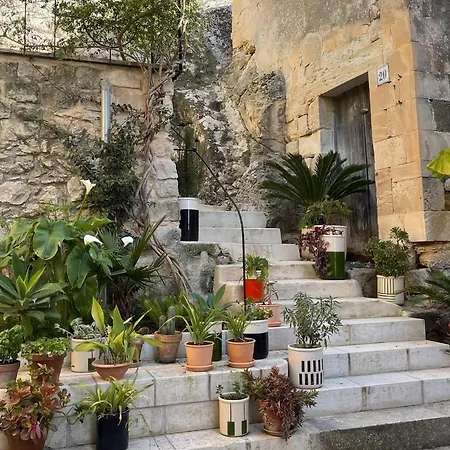 Grotta E Carrubo *