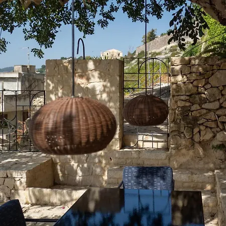 Grotta E Carrubo *